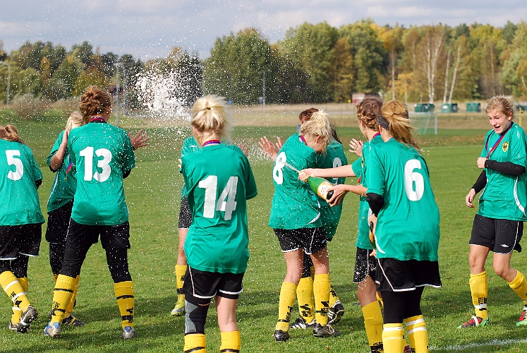 2010_1003_51.JPG - Här sprutas det skumpa över hela Hamre IP